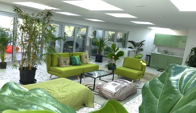 Unique Atrium Tropical Loft with Skylights/Large Lanai