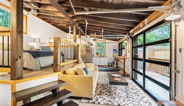 Unique Luxury Cabin w/King Bed/Hot Tub in RRG!