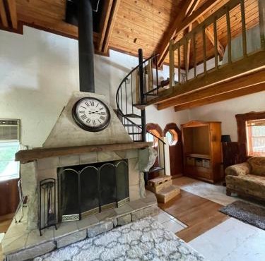 Unique Mountaintop Cabin on small farm with WiFi and outdoor pavilion in Bridgeport