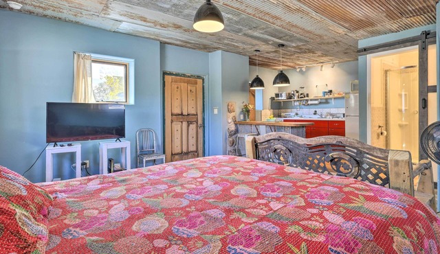 Unique Santa Cruz Studio ~ 25 Mi to Santa Fe