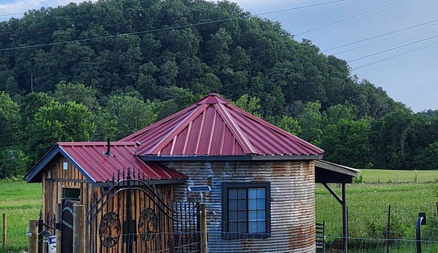 Unique tiny home, close to Smoky Mountains National Park.