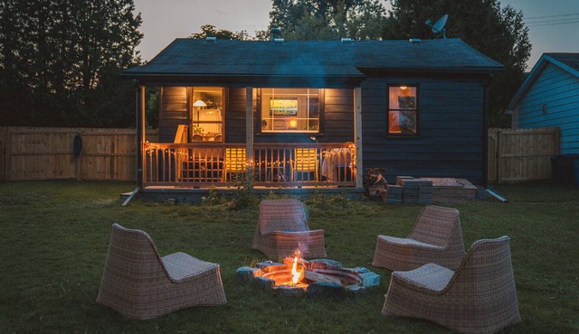 Up North feel in Clarkston, Lake cabin with kayaks