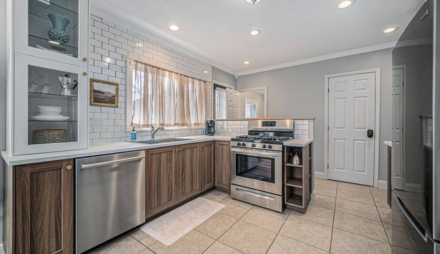 Updated Modern & Spacious 2 bed Apartment Near Everything!