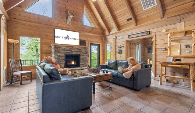 Upscale Cabin Retreat-Hot Tub-Free Tix-Dual Masters-Fireplace & Fire Pit-Near Big Cedar-Car Charger