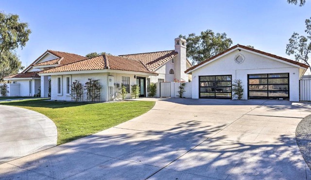 Upscale Glendale Casita with Pool and Hot Tub!