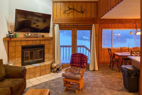 Upson Ski-In/Ski-Out, End-Unit Cabin w/Fireplace!