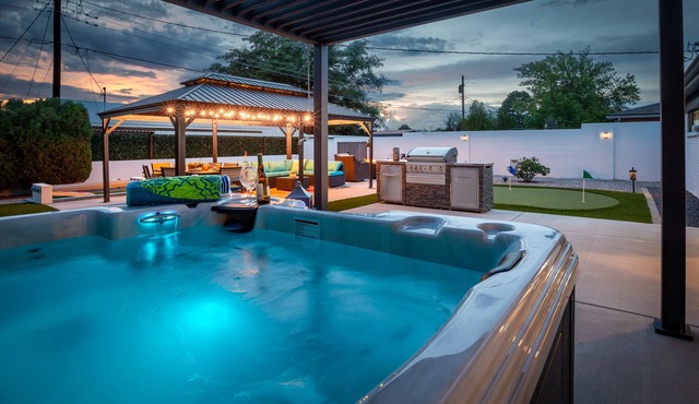 Uptown Area! Putting Green-BBQ-Hot Tub-Game Room
