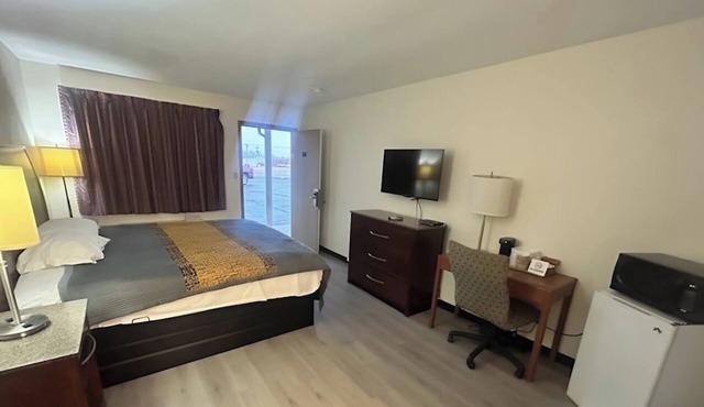 Value King Room | Free Onsite Parking | Near Historic Downtown Greenville