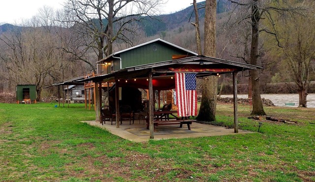 Very Private Riverfront Cabin 38 miles from Gatlinburg/Pigeon Forge/Sevierville