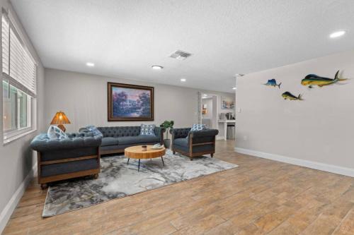 Villa Walk to Beach, Pool, Kayak, Games Great for Family Vacations