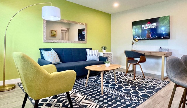 Walk Downtown Work Here Fast WiFi Parking King Bed New Kitchen in Walnut Creek
