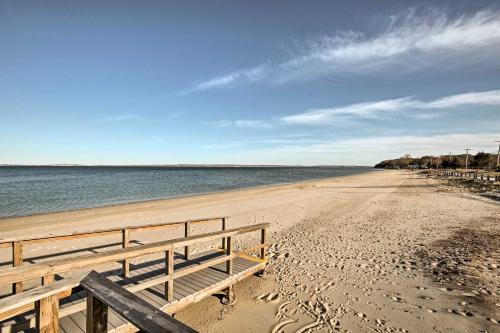Walk to Beach: Long Island Wine Country Home!
