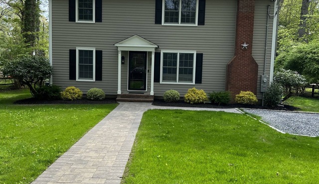 Walk to private bay beach, close to Greenport, wineries, golf! Premier Host home