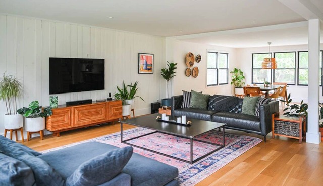 Walk to Private Beach, Wine Country Farmhouse, Outdoor Dining, Sleeps 6 Adults