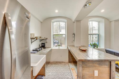 Walk to Waterfront: Chic Hudson Valley Garden Apt