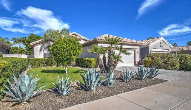 Walking distance to Scottsdale sports complex, Barrett Jackson, and Phoenix Open