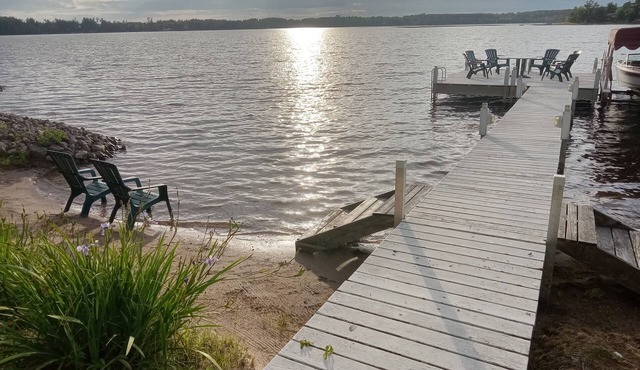 Water front cabin with sandy beach, sandy swim area. No stairs to lake.