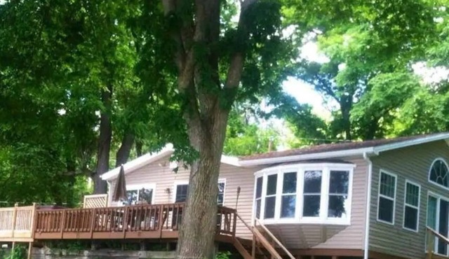 Waterfront 3 Bedroom Cottage - Free Kayaks, Canoes, Boats, Bikes, and Hot Tub!