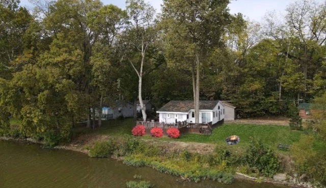 Waterfront Cottage - Hot Tub - Kayaks - Canoes - Bikes - 2 Bedrooms - Sleeps 8!