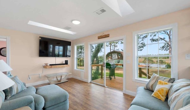 Waterfront Fishing Cottage, 2 King Beds, 75in HDTV, Family Friendly