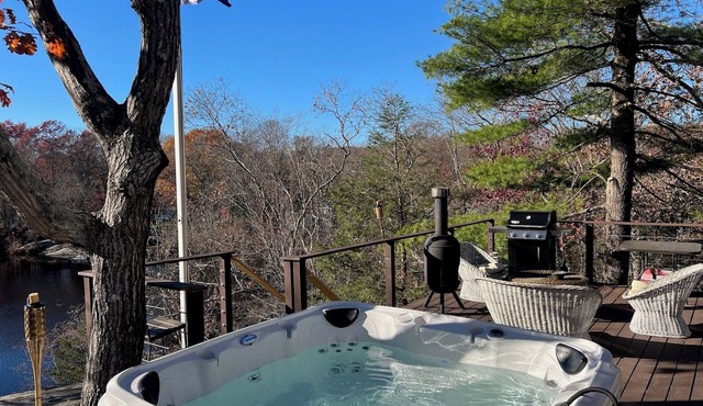 Waterfront Lakehouse w/Hot Tub in Clinton, CT. Pet-Friendly!