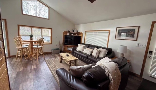 Waterfront legacy farm cottage house with WiFi, AC in lovely Eau Claire