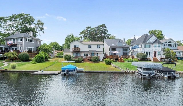 Waterfront Paradise! 3 Queen Beds, Chef`s Kitchen