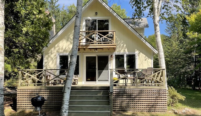 Waterfront, peaceful, cozy, cottage w/dock amazing sunsets, kayaks,3 bed/2 bath.