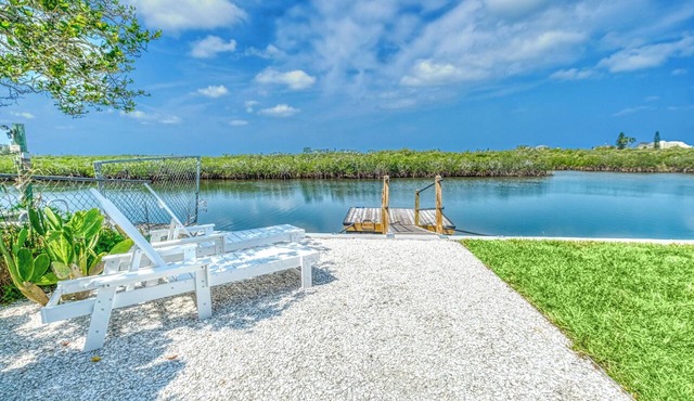 Waterfront Serenity: 2 Bedroom Retreat on the Gulf with Private Floating Dock