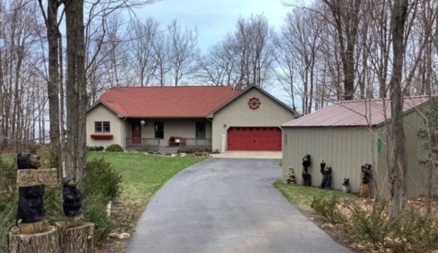 Waterfront Spacious 4 bedroom beach lake house in beautiful Brimley-Bay Mills