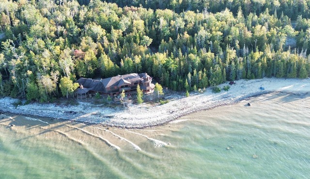 Waterfront Venue -Private Beach/Sleeps 21/Lighthouse