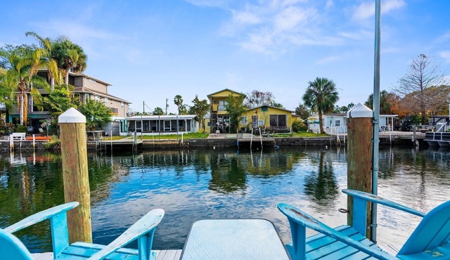 Weeki Wachee Waterfront "Fin & Tonic" Get Away with FREE Kayaks & More!