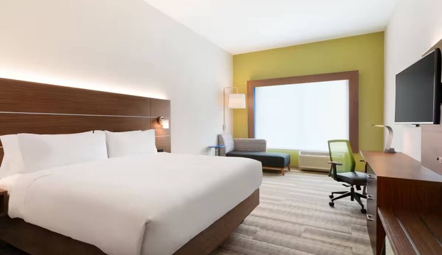Well-Appointed Space w/Blackout Blinds for Restful Nights – Great Location