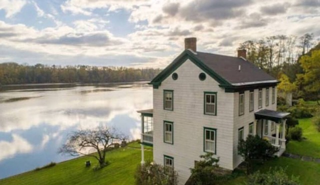 Whip's River House - 1850's Riverfront Home in Hamlet of New Baltimore