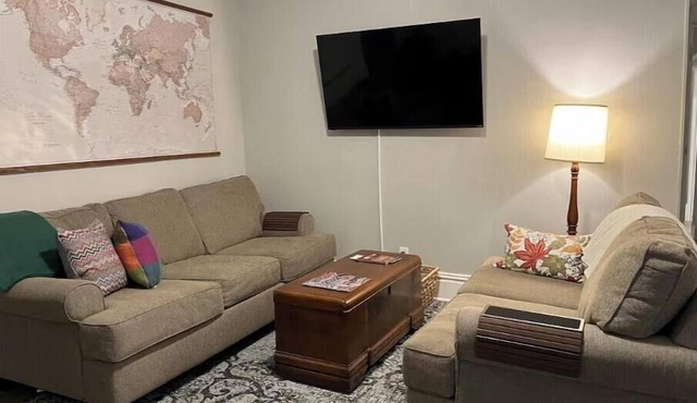 Whitt’s End - a spacious private lodging in a historic Springfield neighborhood
