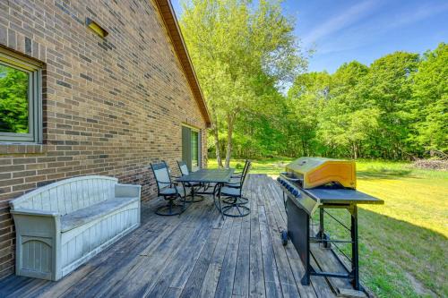 Wooded Applegate Retreat w/Private Trail Access