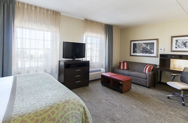 Free Breakfast Buffet + 20 Minutes from Niagara Falls! Pool & Hot Tub. in Amherst