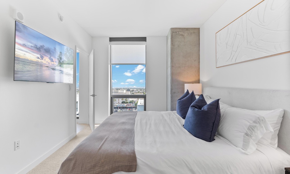 Hollywood Apartment | Stunning Hollywood Views: 2BR Steps from Walk of Fame + Rooftop