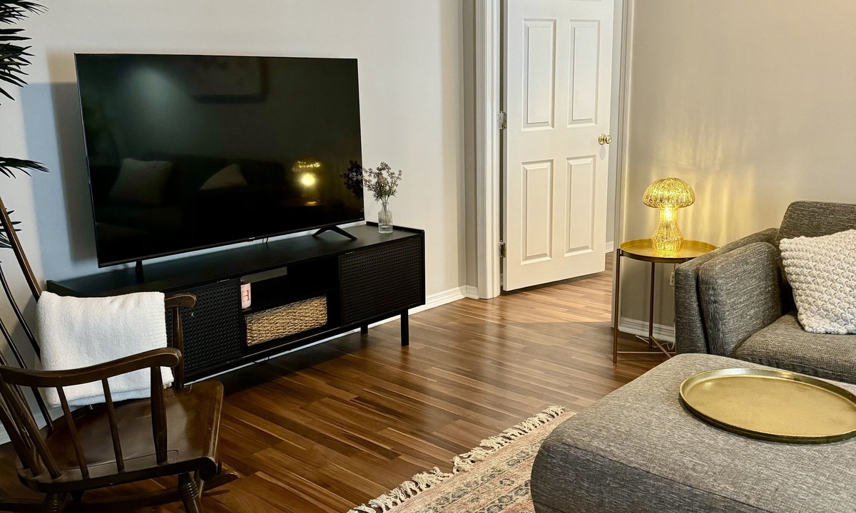 Kingston Apartment | Adorable Midtown Kingston Tavern Style apartment