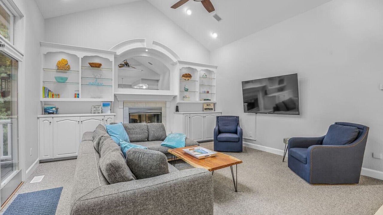 Photo of Livingroom in Norton Shores