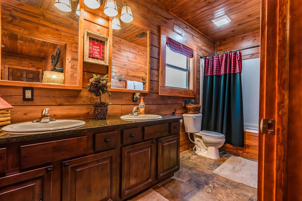 Photo of Bathroom in Branson Cedars