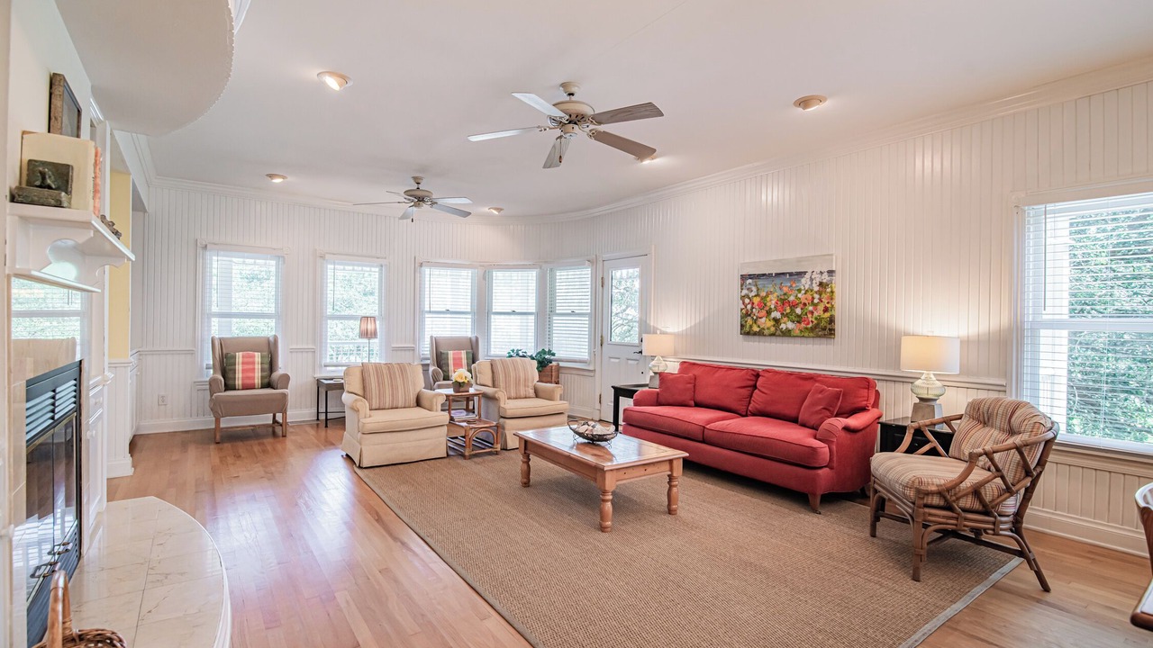 Photo of Livingroom in Debordieu Colony