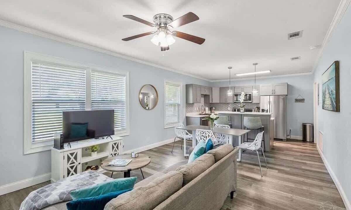 Photo of Livingroom in Southeast Pensacola