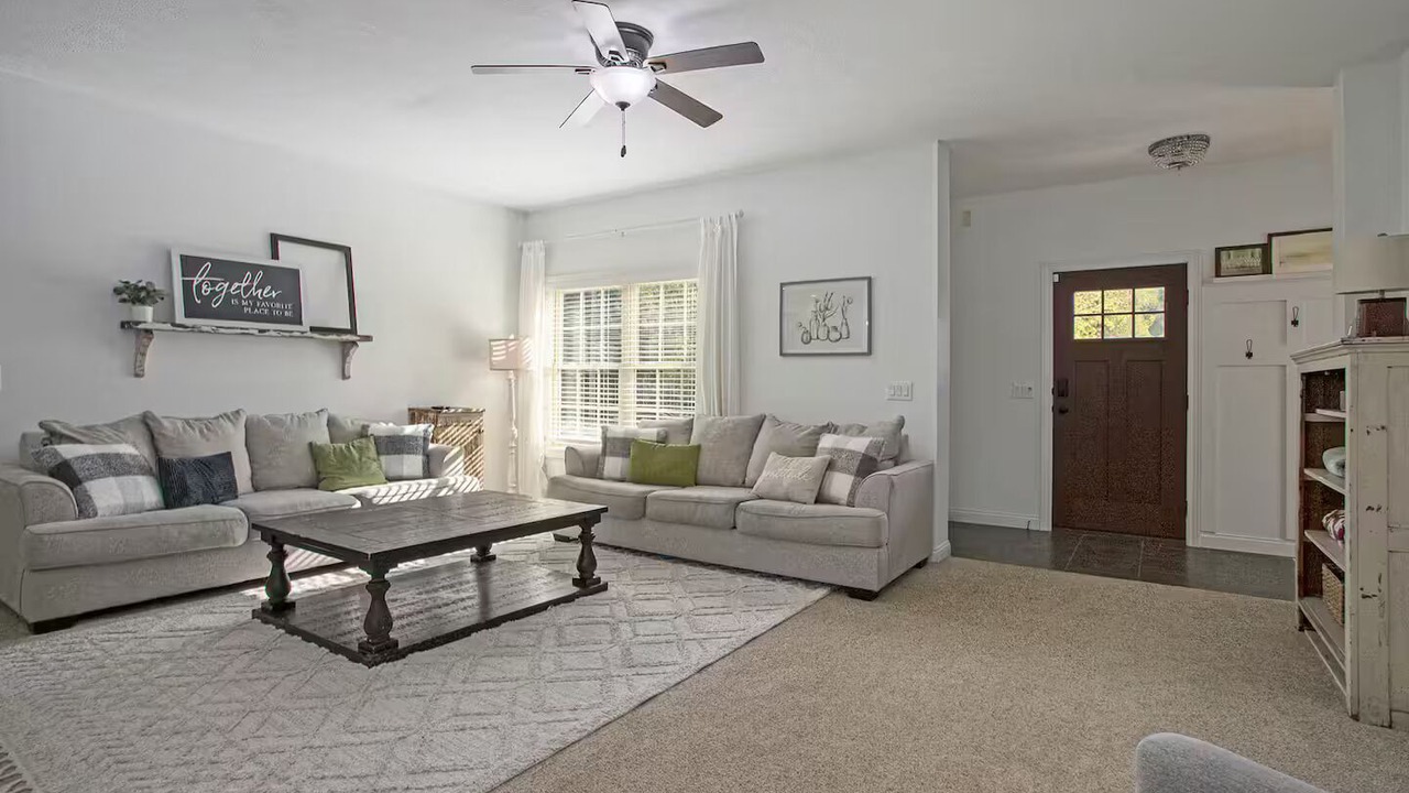 Photo of Livingroom in East Leroy