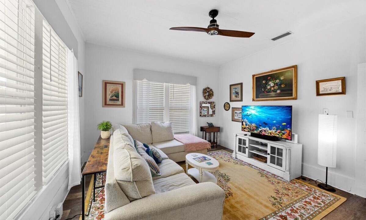 Photo of Livingroom in East Hill
