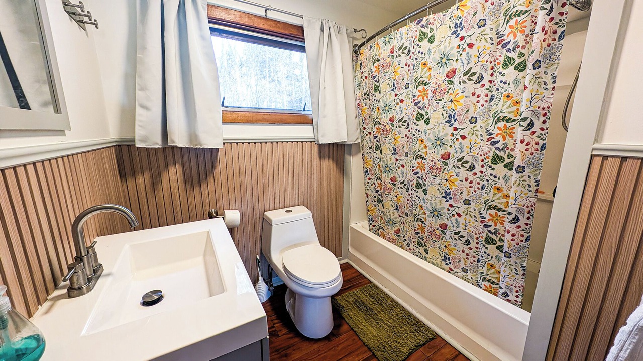 Photo of Bathroom in Farmersville Station
