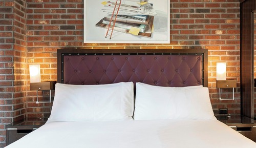 Archer King Empire View Guest Room