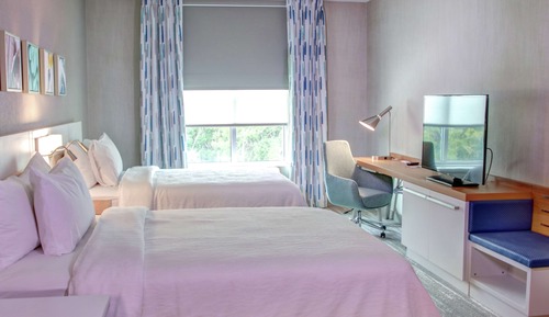 Deluxe Room, 2 Queen Beds, Accessible (Roll-In Shower)