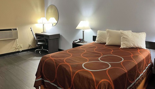 Deluxe Room, 1 Queen Bed, Non Smoking, Refrigerator & Microwave