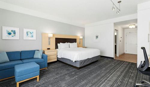 King Studio with Sofa Bed and Adapted Tub - Mobility and Hearing Accessible